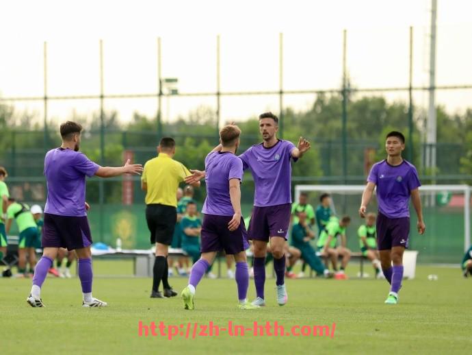 华体会hth登录入口-英超球员穿着西装形象塑造